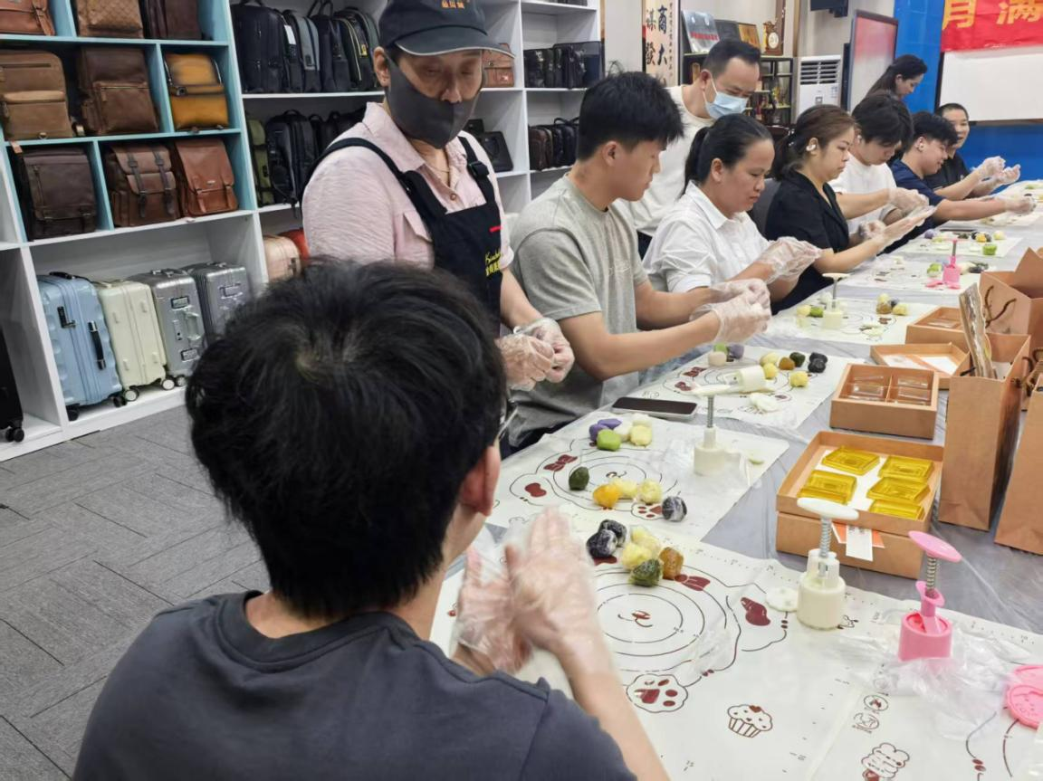情暖企业迎中秋 巧手做饼聚同心