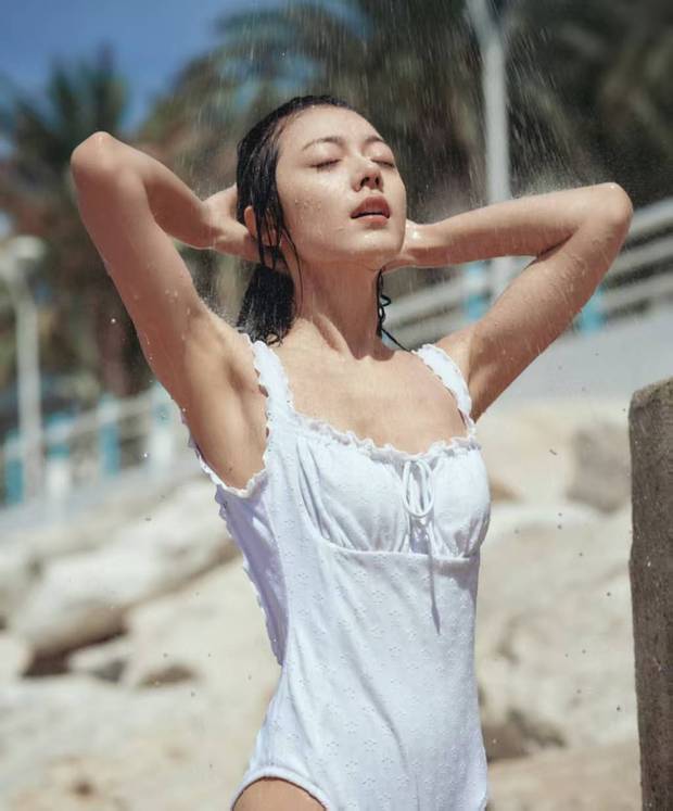 赵今麦白色花边泳衣海边戏水 湿发造型明媚纯欲