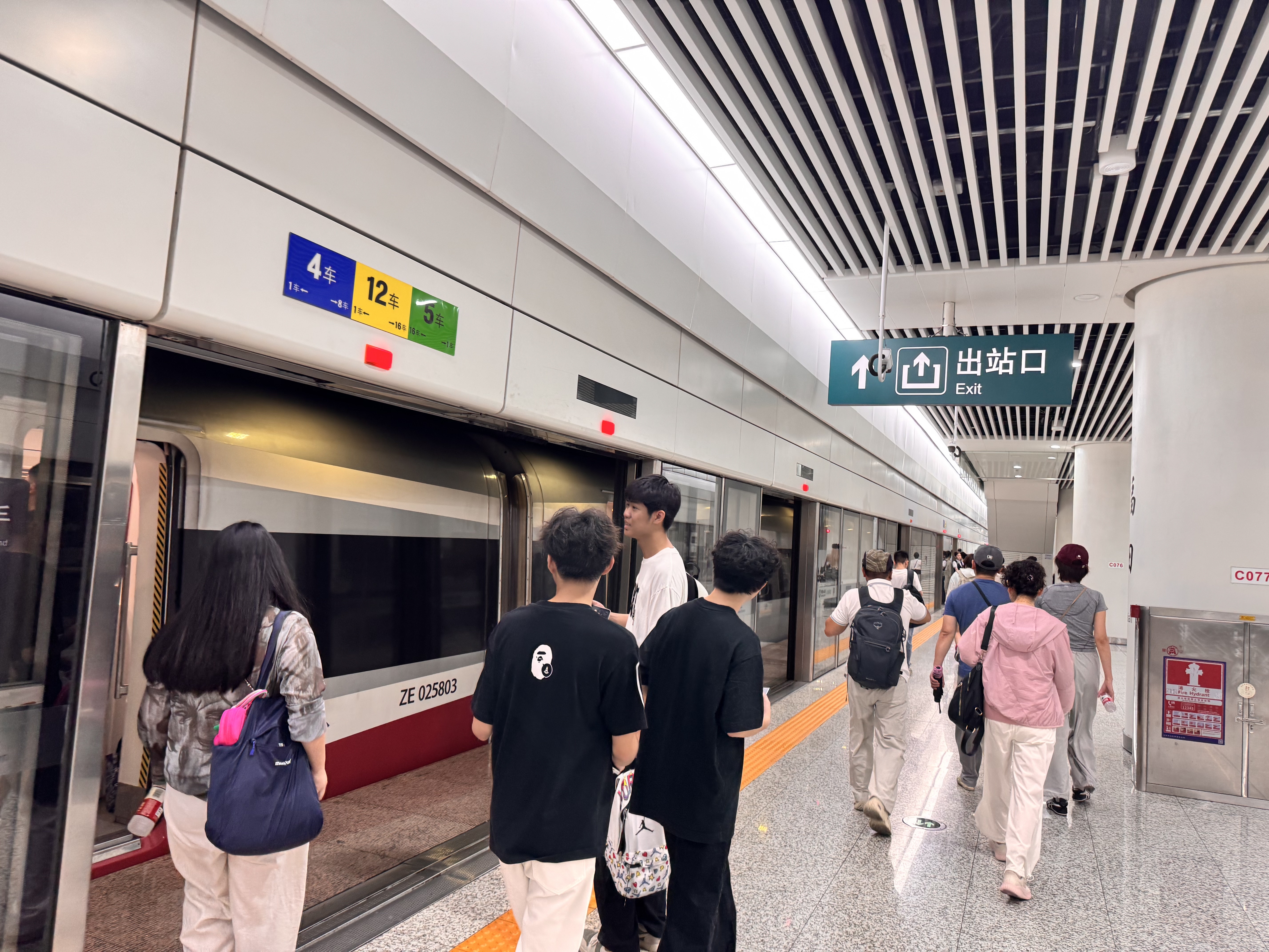广深港高铁跨境客流持续火爆 国庆假期7天将超83万人次