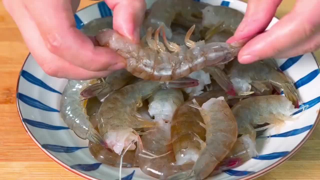 原来大虾身上有个小机关，轻轻一拉虾壳完整脱落，一下一个，实用