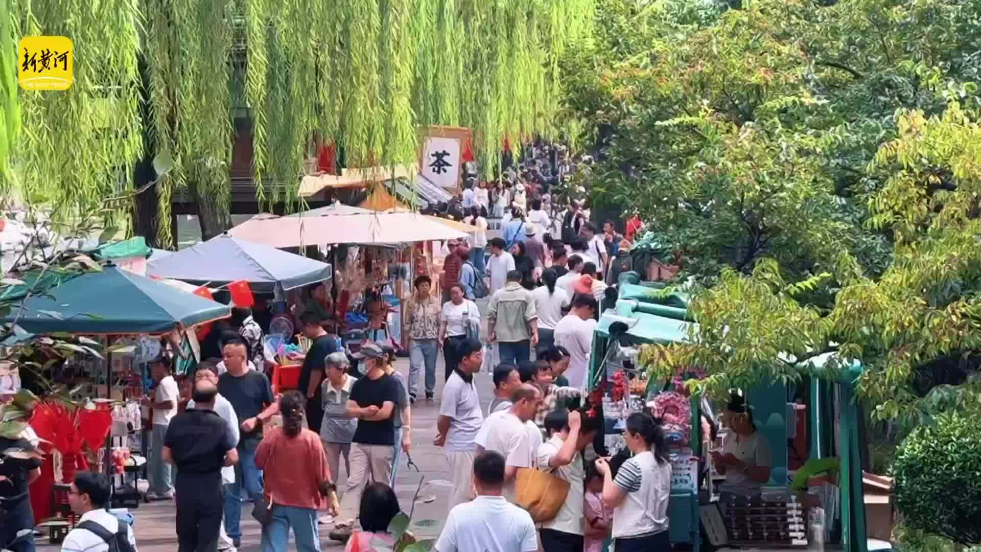 济南环城公园泉水市集点亮泉畔中秋