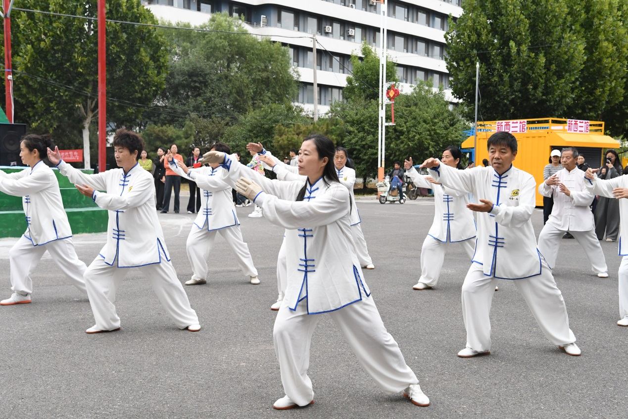 10月1日,在成安县如意公园,演员们正在表演太极拳。许朋钰摄