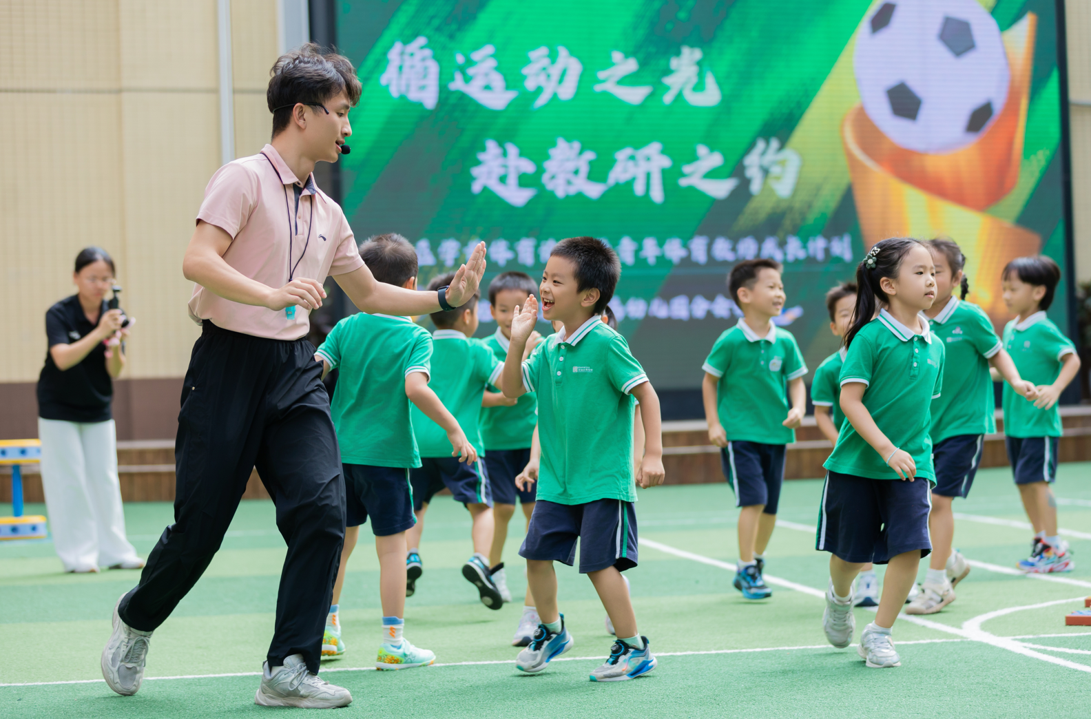 健康第一,以体育人——龙华区探索开启“体能大健康 师幼共成长”的新探索路径