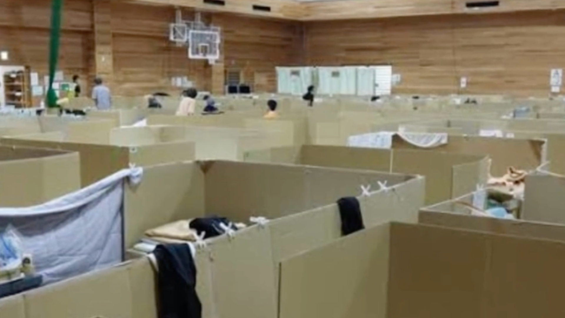 日本熊本地震2个月了，当地仍有超过1500名民众栖身避难所，隐私全靠纸板遮挡，空间十分狭小