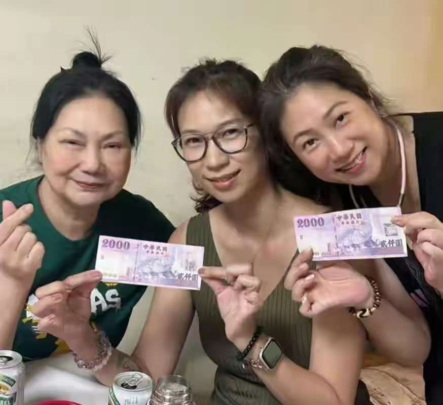 大S忌日后S妈首露面 中秋聚餐状态好转