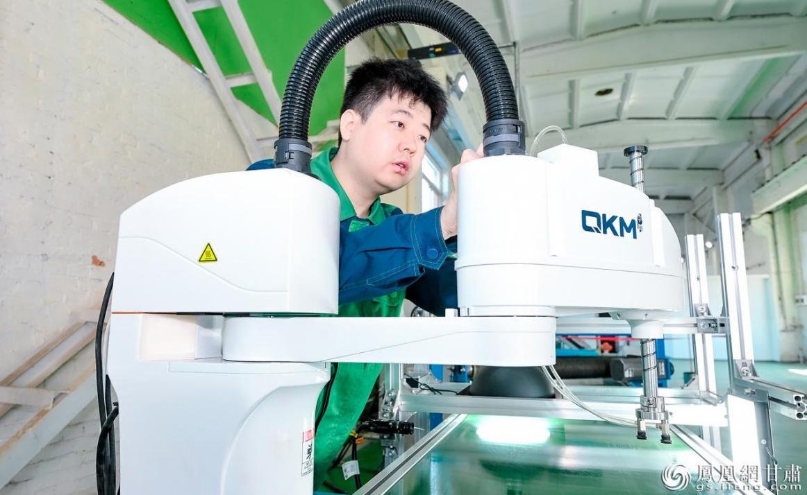 金川数智智能机组工程师杨森调试小块金属高速智能分拣平台机械臂