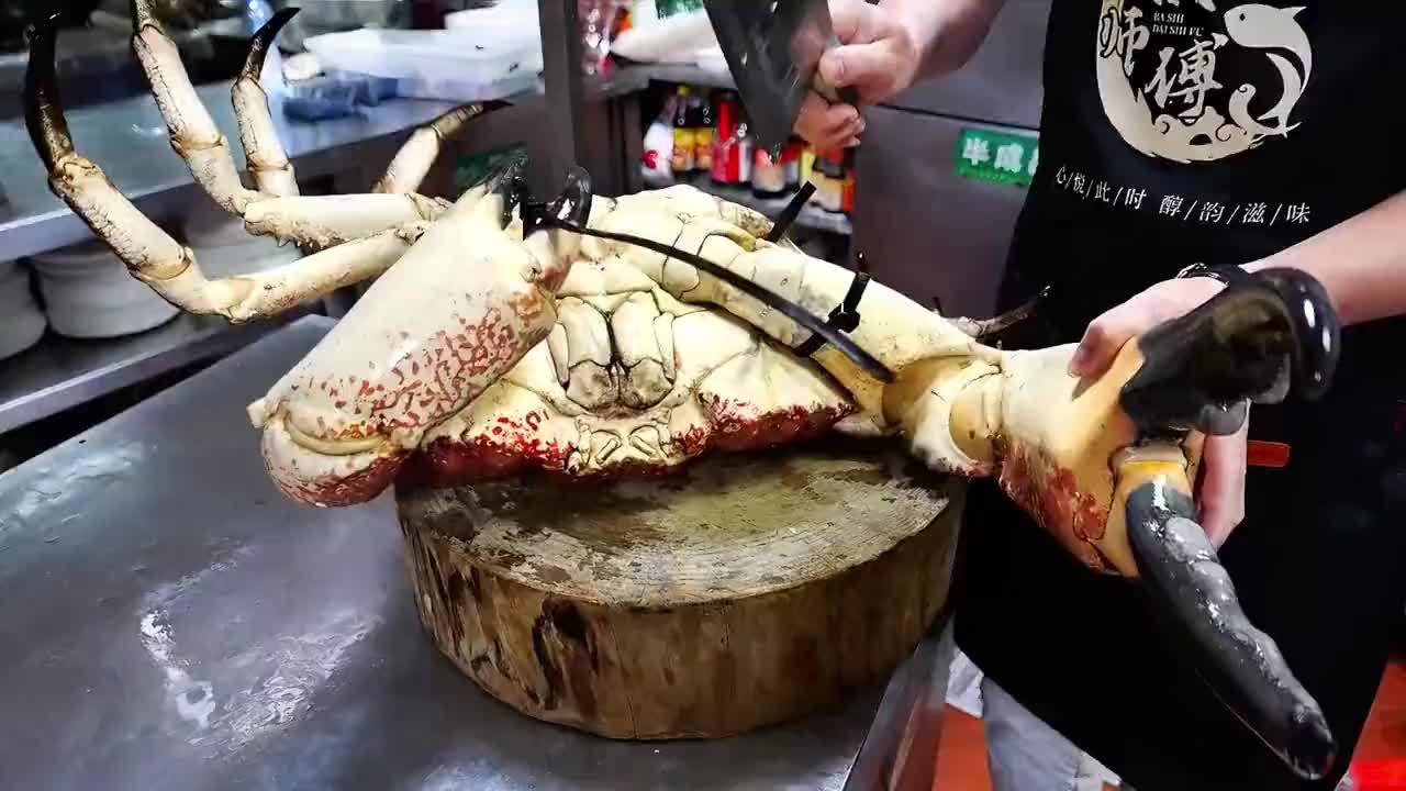 两万一只的大螃蟹，看大厨是如何杀做4吃，一只大钳子就能吃饱