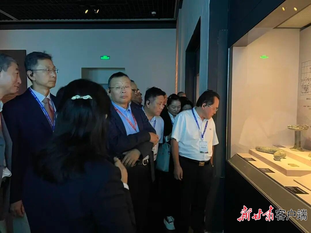 嘉宾参观展览