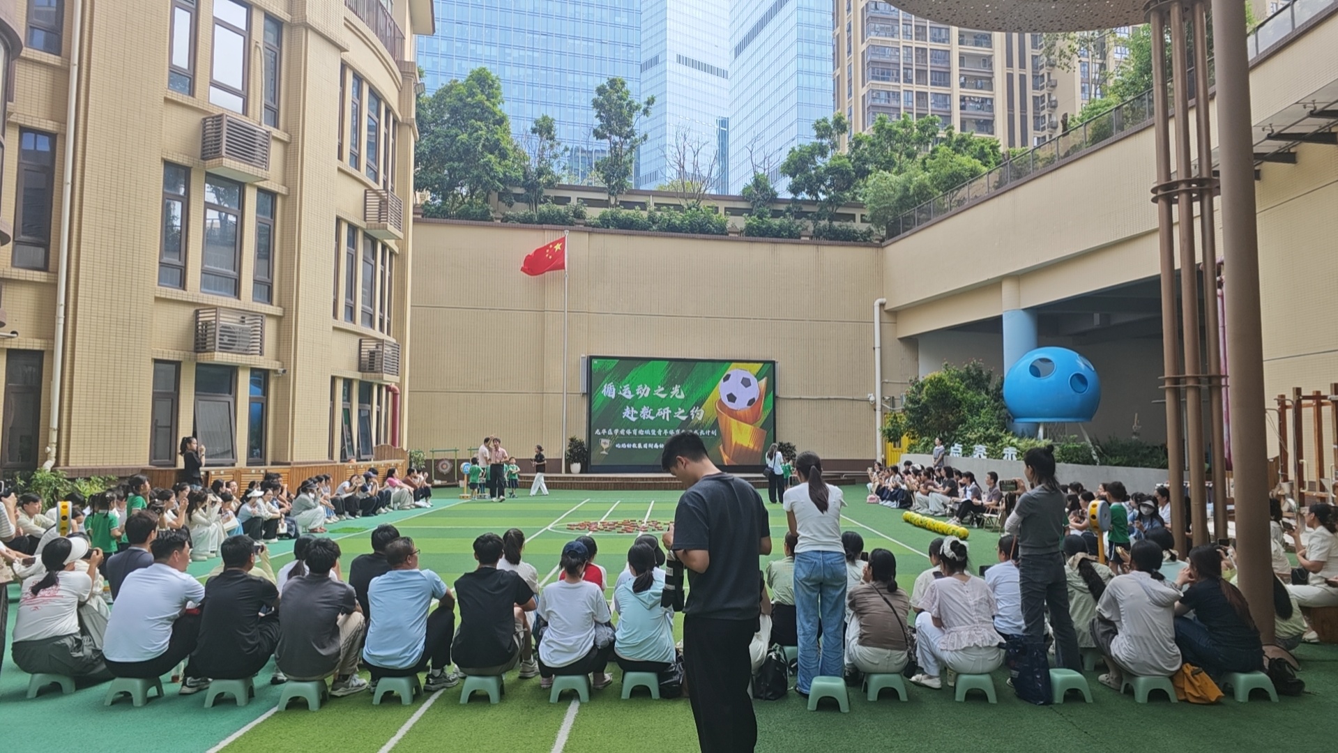 健康第一,以体育人——龙华区探索开启“体能大健康 师幼共成长”的新探索路径