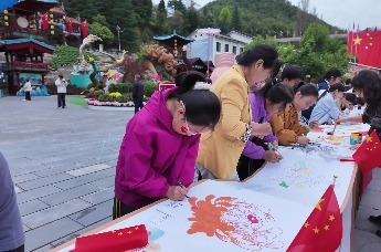 辉煌77载，举国欢庆 鸡冠洞用百米长卷共绘山河