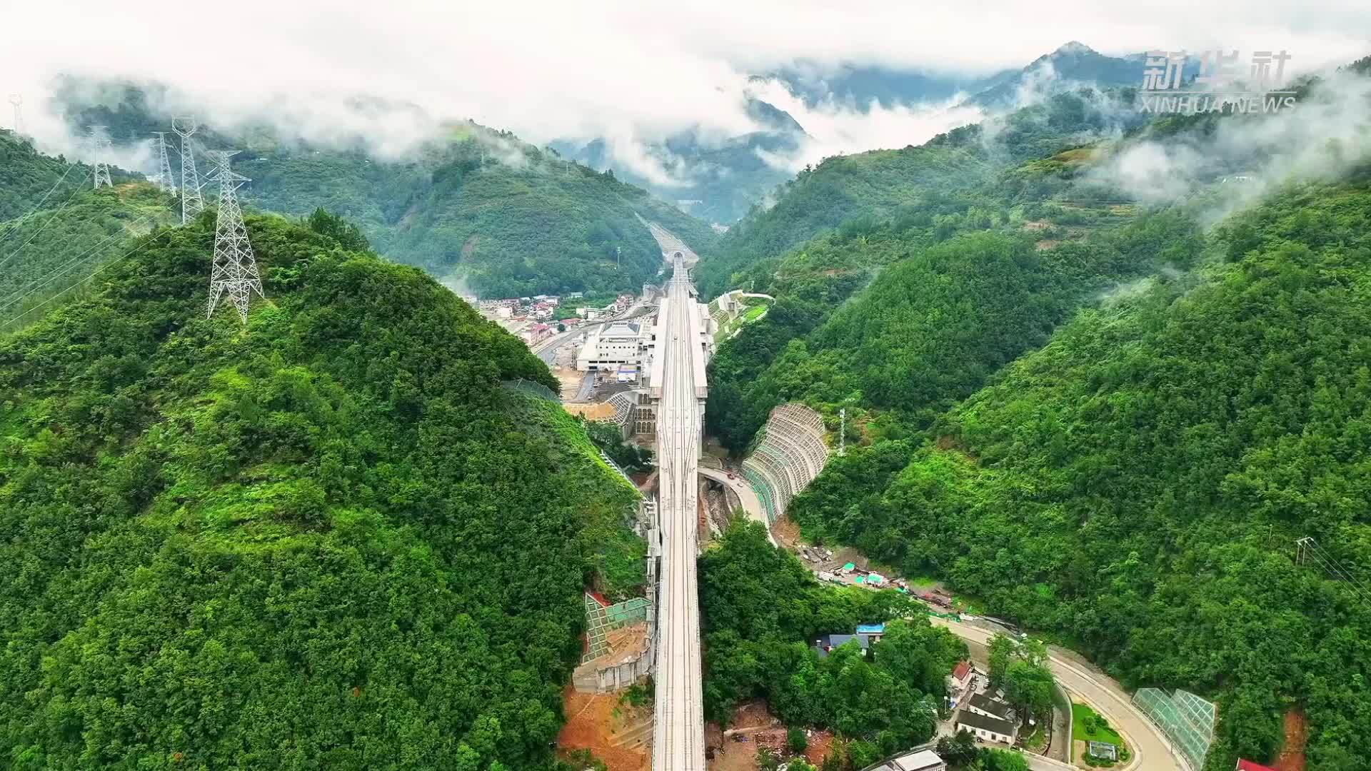 西康高铁：燕子坡隧道穿越高压富水区