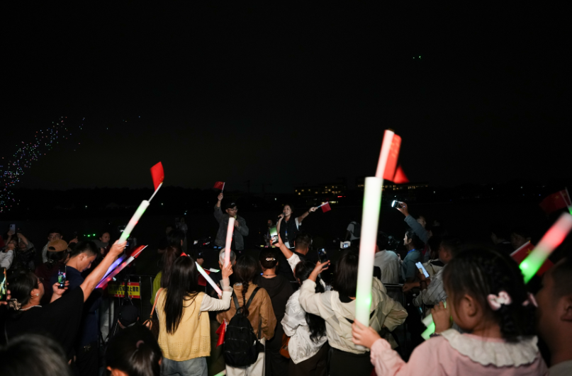 光影绘山河 盛世颂祖国!九江国庆无人机光影秀点亮八里湖夜空