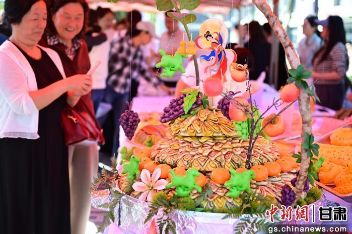 9月22日,甘肃省武威市凉州大月饼制作技艺展示区展出的各类凉州大月饼。李亚龙 摄