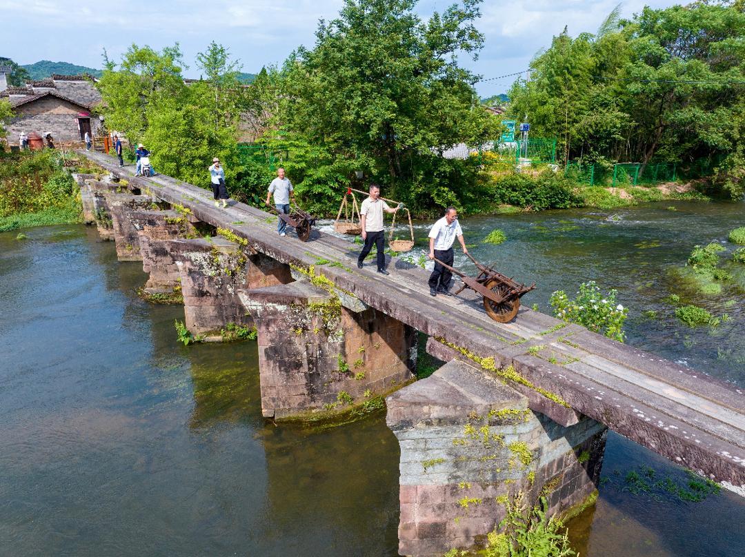 金溪县陆坊乡青田桥原生态乡村旅游景点内,各地游客欣赏原生态自然风光,沉浸式体验农耕文化。邓兴东 摄