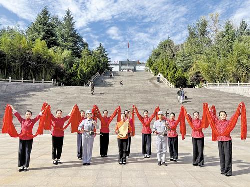 10月1日,八路军一二九师纪念馆演职人员为表演喜庆秧歌作准备。高玉龙摄