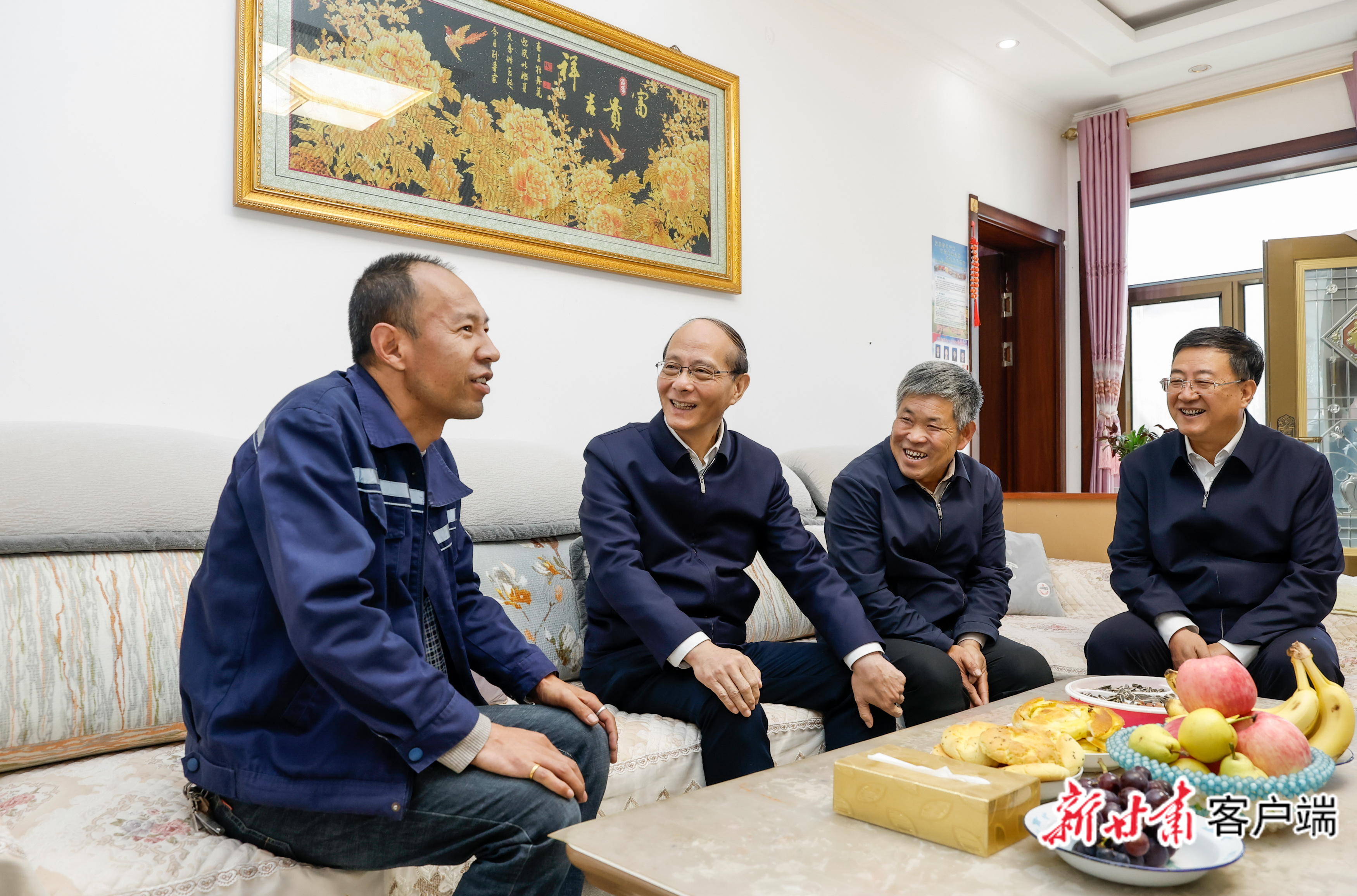 10月1日,省委书记、省人大常委会主任吴晓军在定西市调研,看望慰问基层干部群众,向大家致以节日问候和美好祝福。新甘肃·甘肃日报记者 孟捷