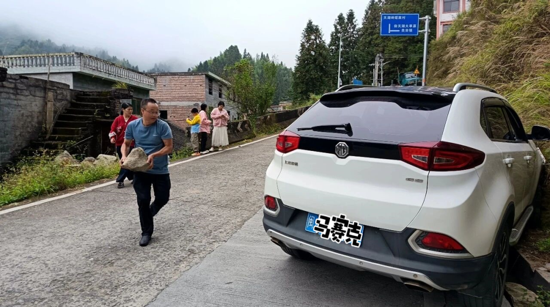 外地车遇困，北湖区仰天湖众人合力助车辆脱困