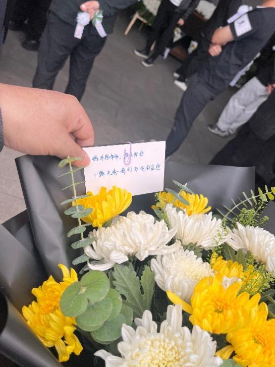 广东观众委托外卖小哥送到现场的花束