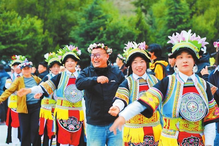 游客在舟曲沉浸式感受当地文化　新甘肃&middot;甘肃日报通讯员　马应凯
