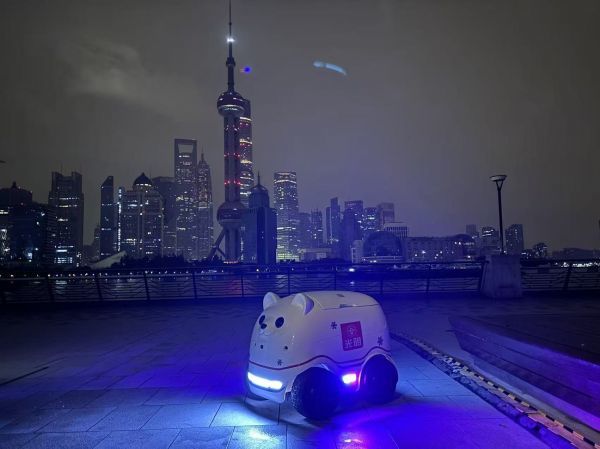 ▲ “兽货郎”萌熊自动售卖机器人在上海外滩滨江步道巡航 ▲ 夜间,兽货郎氛围灯与陆家嘴天际线交相辉映