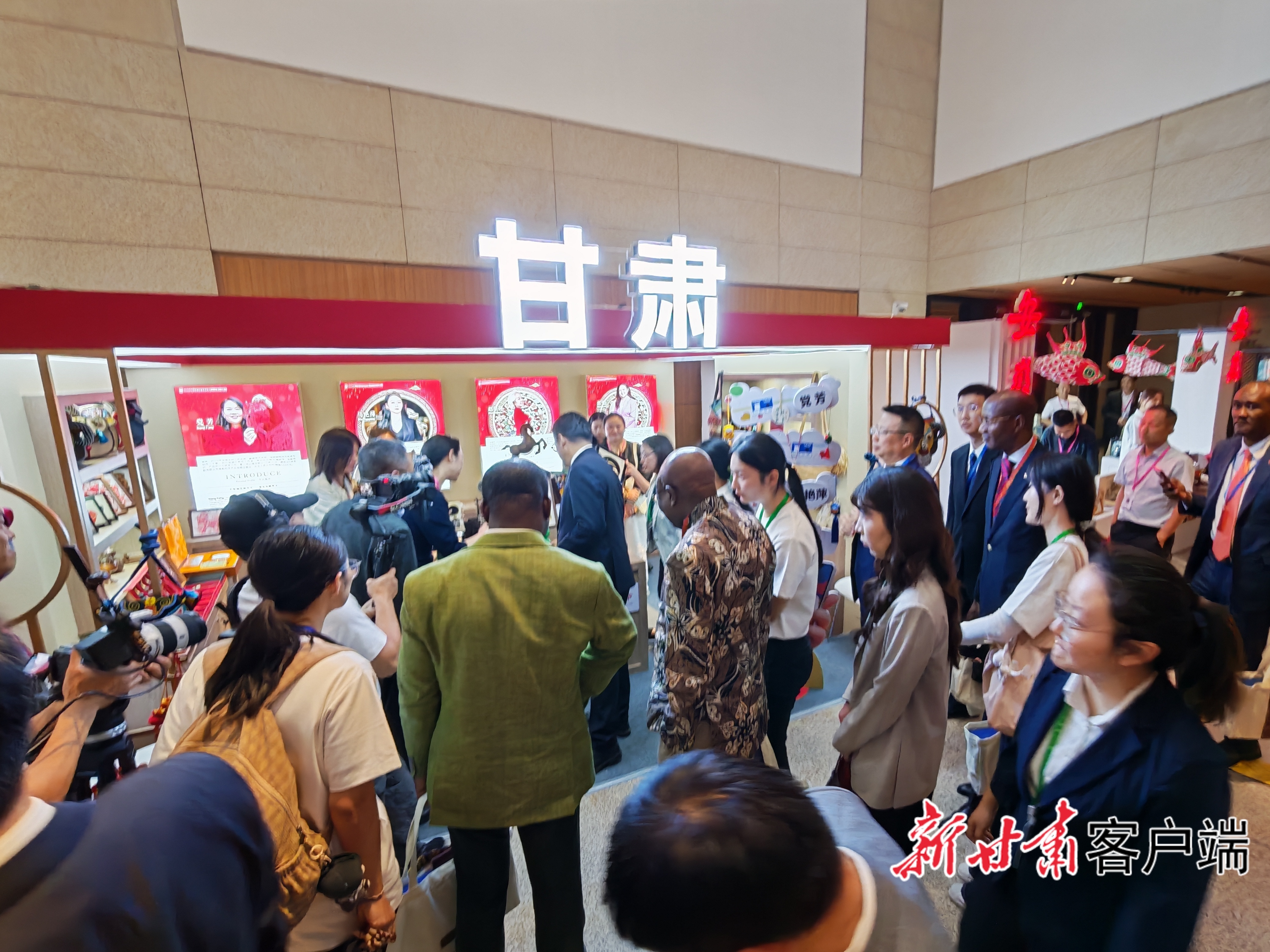 国内外嘉宾对甘肃展馆产生浓厚兴趣
