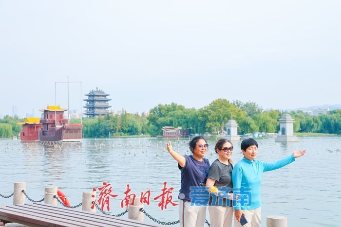 大明湖秋日湖光如画 游人泛舟享闲情
