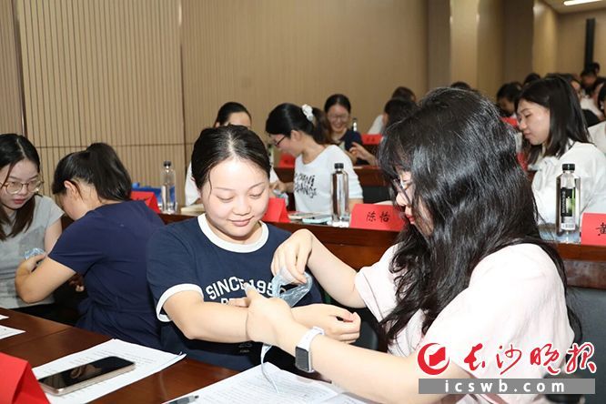 在青竹湖湘一外国语学校东校区的仪式现场，一根蓝丝带联结两代教育人的教育理想。长沙晚报通讯员 吴磊 供图