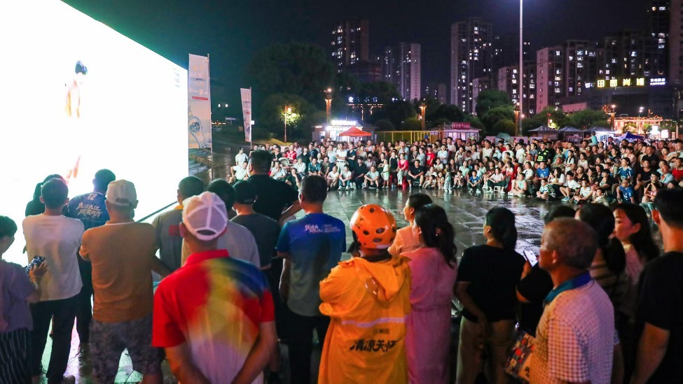 赣超夜燃九江柴桑 群众共赴足球之约