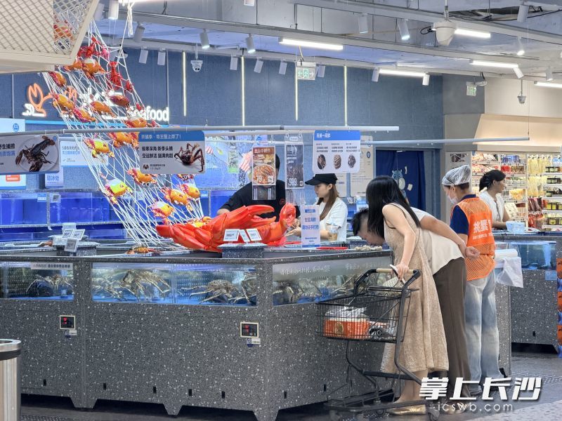 市民在盒马鲜生门店内选购螃蟹。均为长沙晚报记者 贾凯清 摄