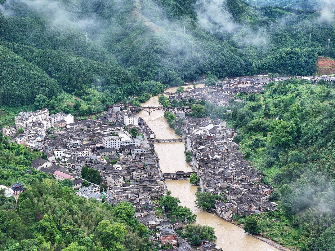 浮梁县瑶里镇,瑶河穿镇而过,古民居沿岸分布,吸引众多游客前来探访。吴文兵 摄