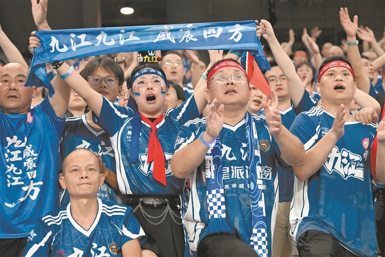 九江球迷含泪为球队加油鼓劲。江西日报全媒体记者 吴文兵摄