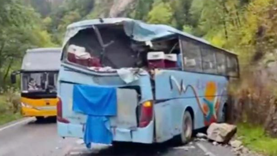 九寨沟落石砸中旅游大巴，后车窗被砸穿