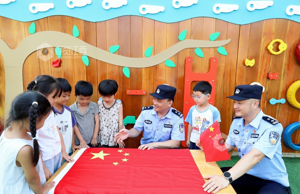 江西分宜：警心伴童心 共筑爱国情（图）