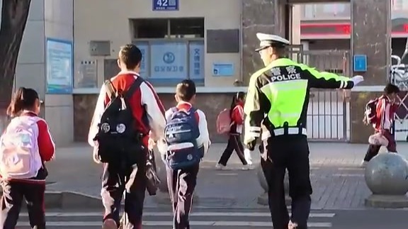 护学岗上“警”色浓　甘肃肃州这抹微光点亮平安路