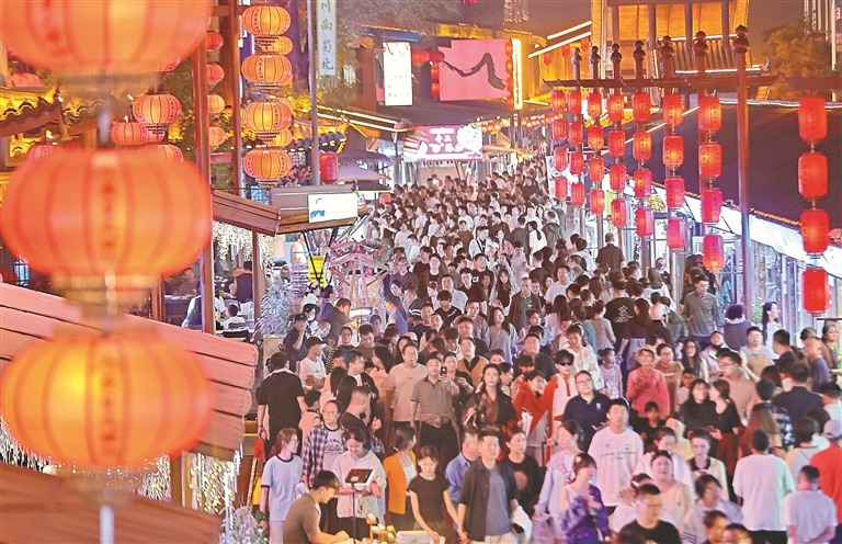 9月25日,游客在海港区秦皇小巷游玩。秦皇岛日报记者 李铎 见习记者 刘剑 通讯员 曹建雄 摄