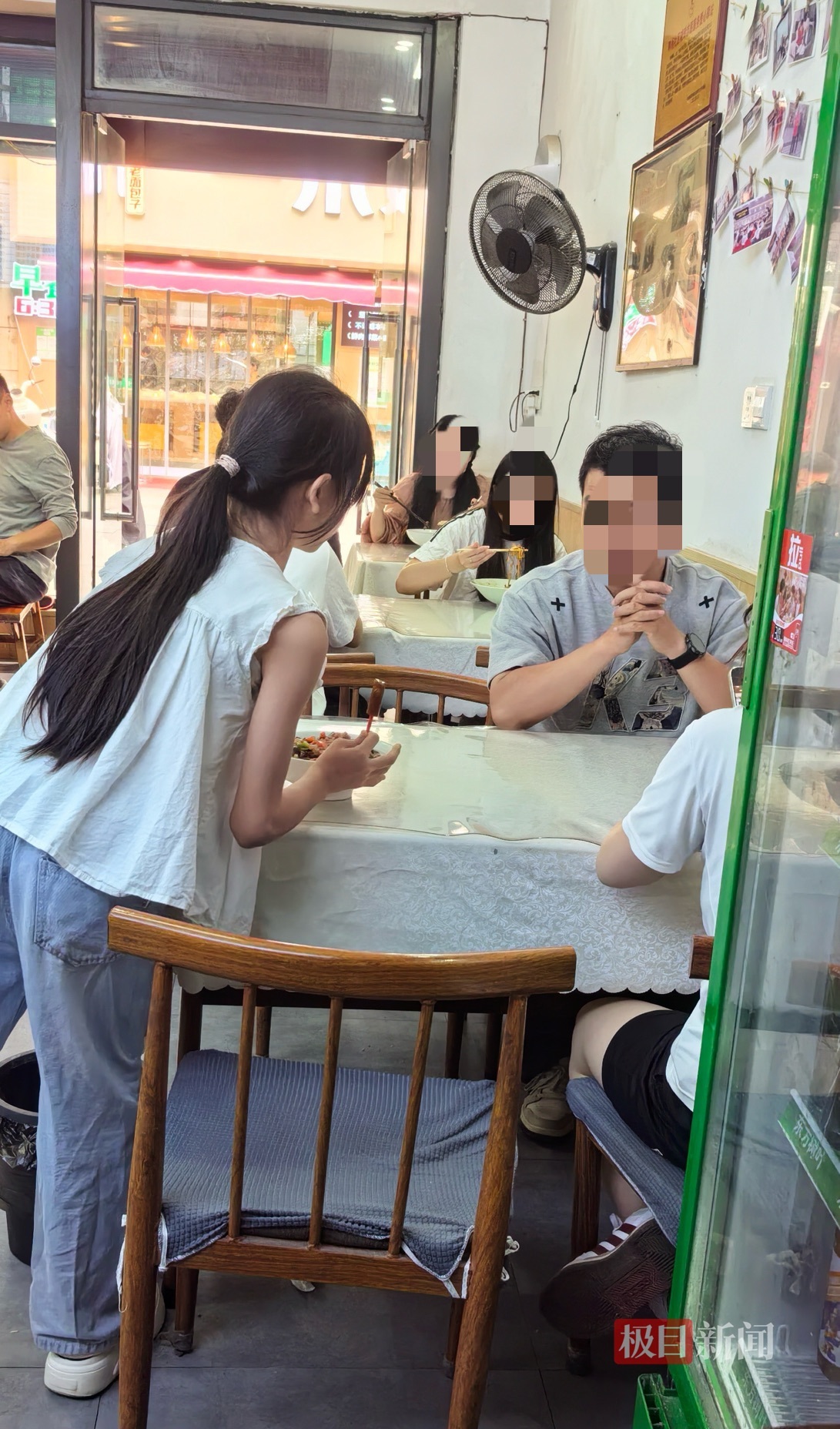 国庆假期首日，钟晓玲的二女儿也到店帮忙