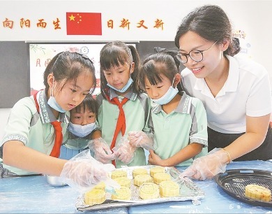 大余县：制作月饼 了解中秋习俗
