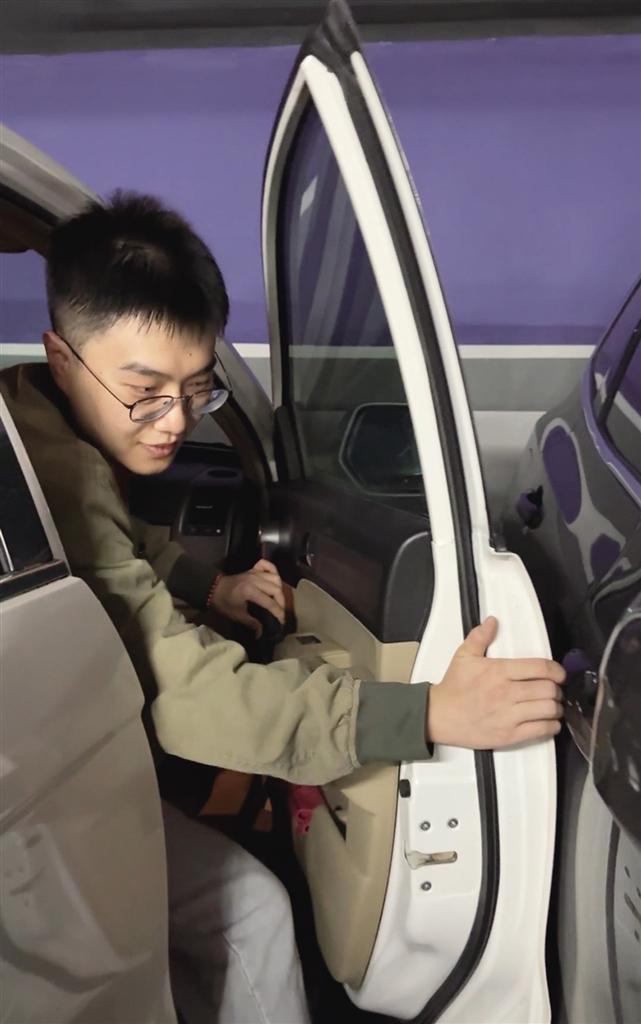 开车门下车很困难