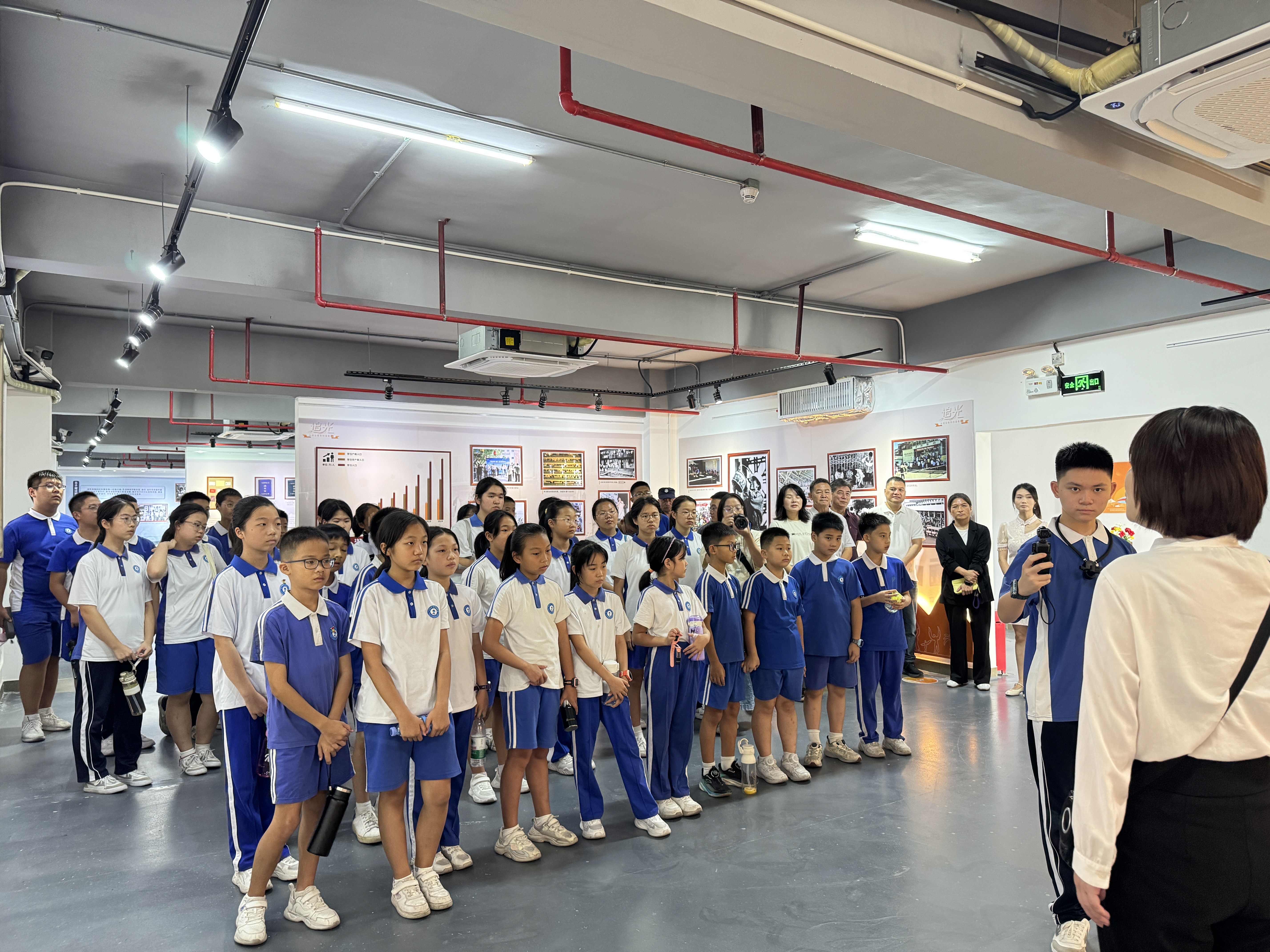 微光汇聚 致敬奋斗者 “追光——从创业者到创造者的深圳故事”展览今日精彩开幕