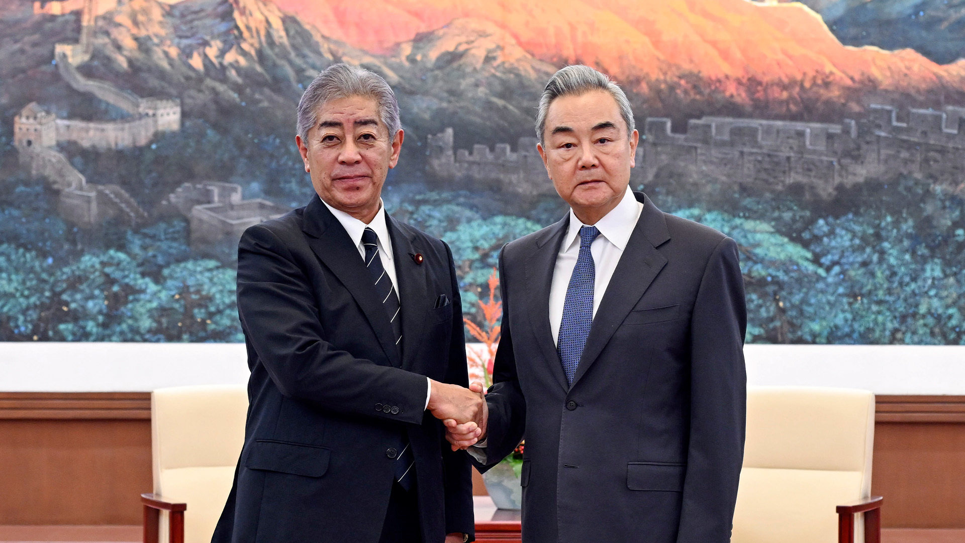 “中日关系有待再次实现正常化”！王毅会见日本前外相岩屋毅 促日领导人纠正涉台错误言行
