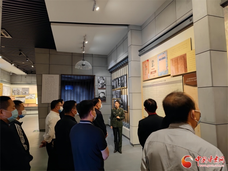 王丽娟在兰州战役纪念馆展厅内为参观者细致讲解文物背后的战役故事
