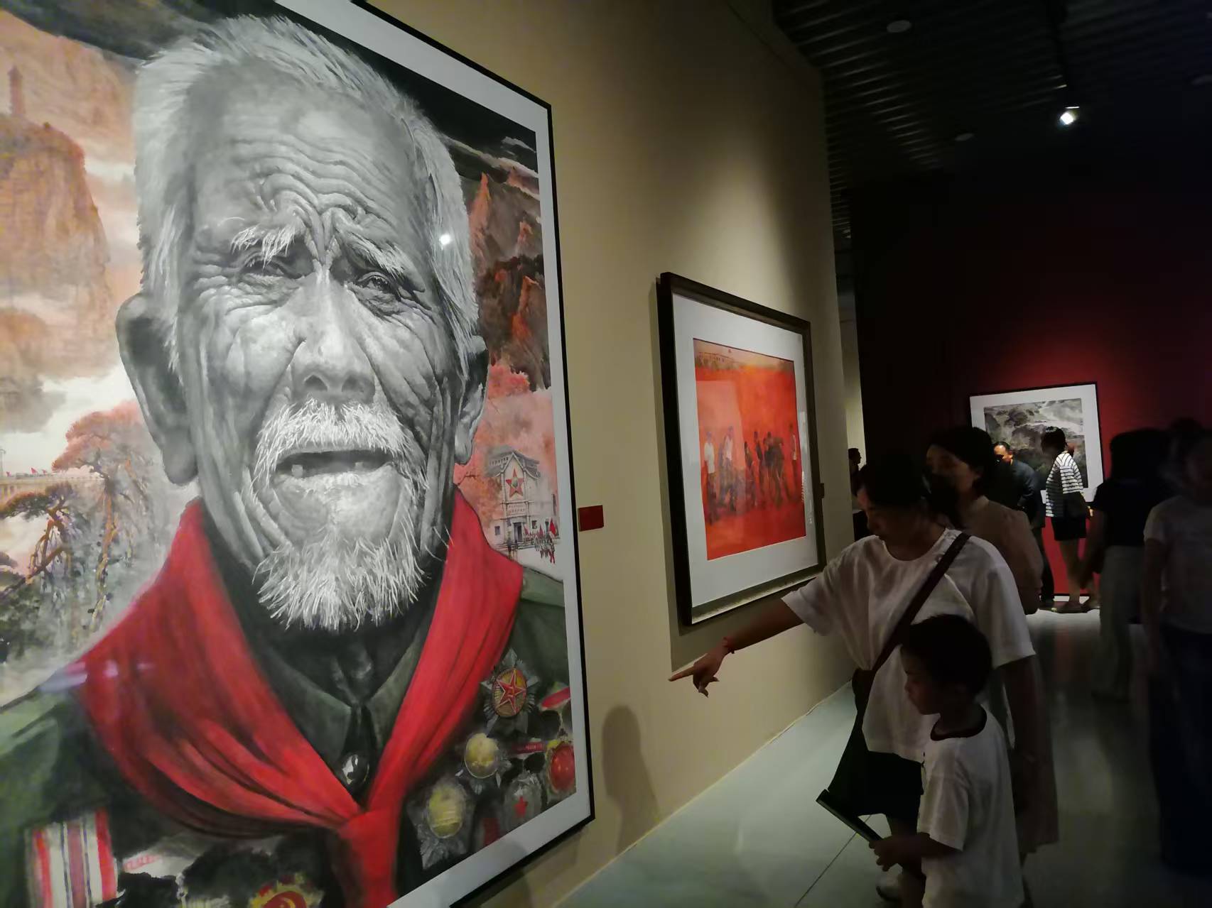 家长带孩子观展