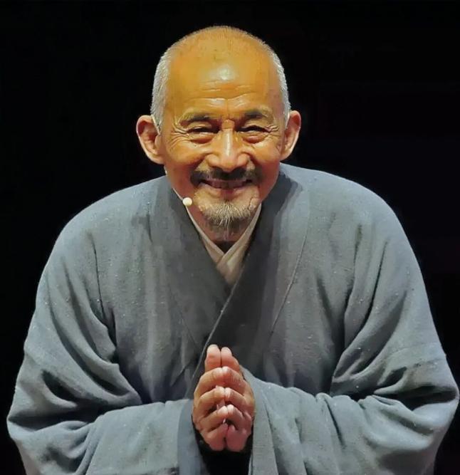 游本昌老师的舞台形象 (转自国话公众号)