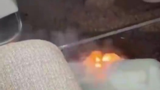 东航一航班落地昆明时有充电宝起火，乘务员用水和可乐扑灭