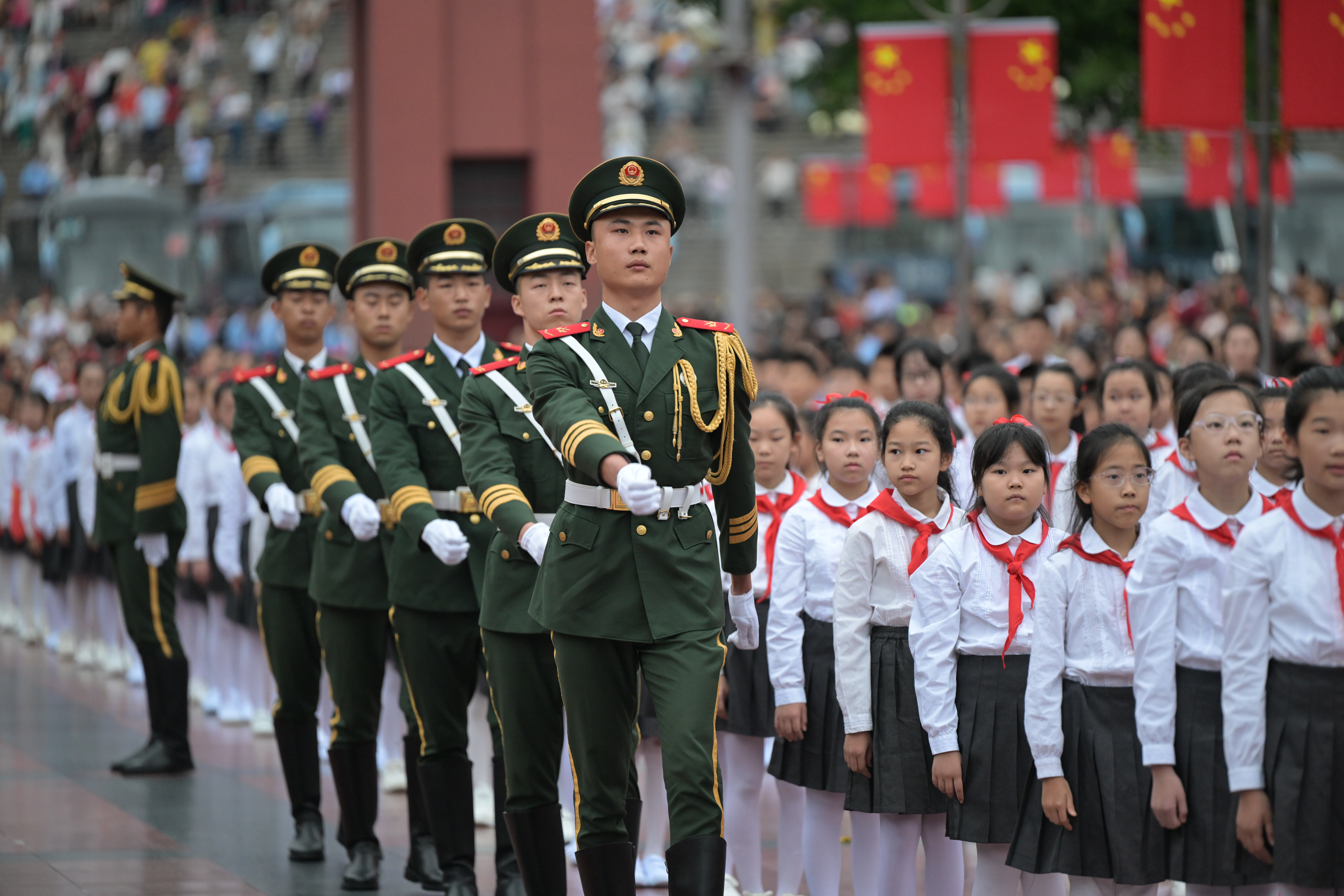 ▲2026年10月1日,重庆人民广场,升旗仪式现场,标兵就位。记者 谢智强 摄/视觉重庆