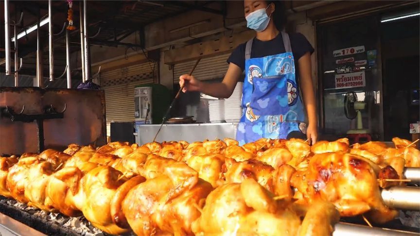 摆摊卖烤鸡月入10万，广西小伙靠手艺致富，逢人都说买了3套房