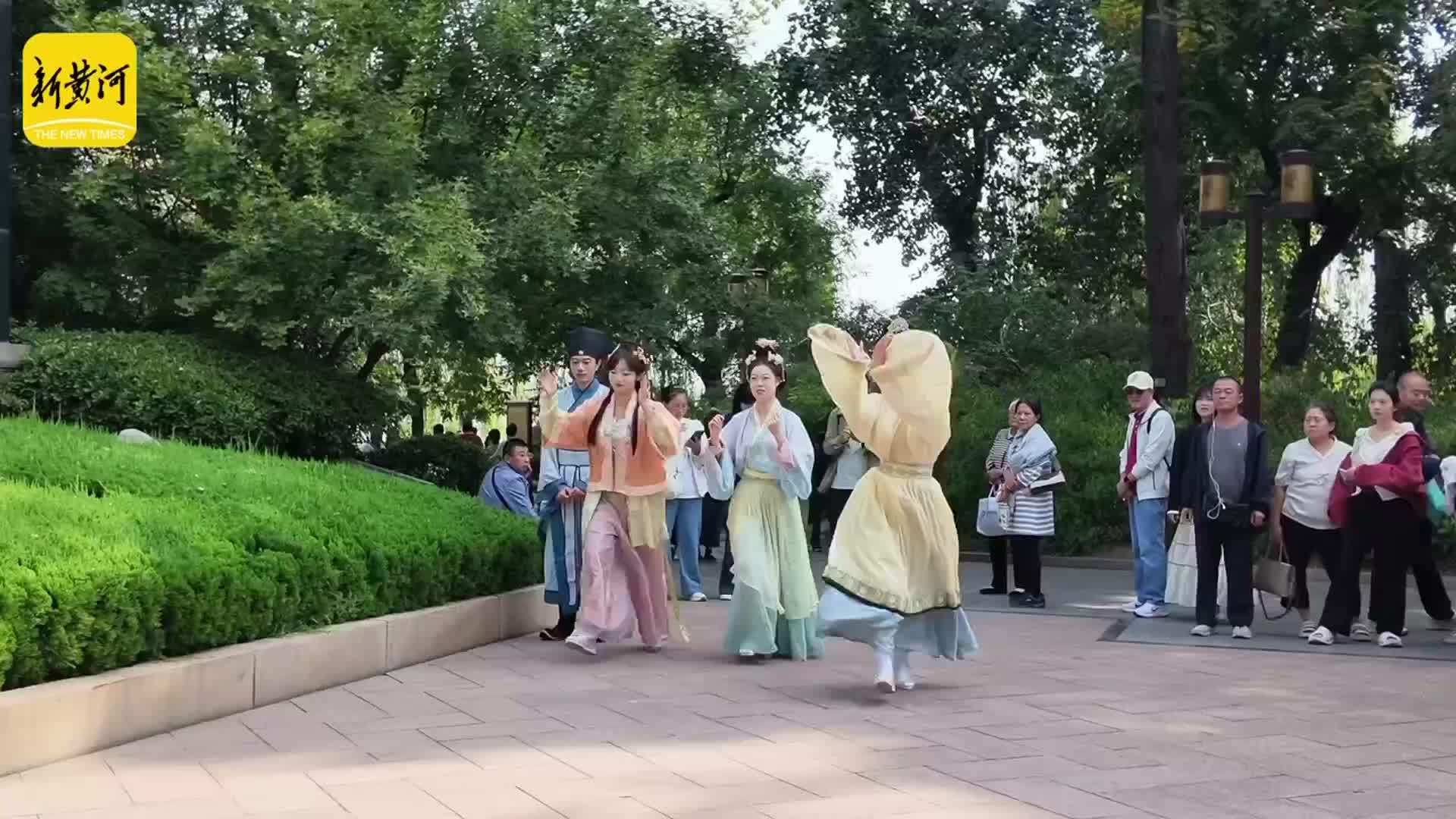 大明湖“趵突夜画·名士天团”古风巡游，舞者身着汉服沿湖起舞