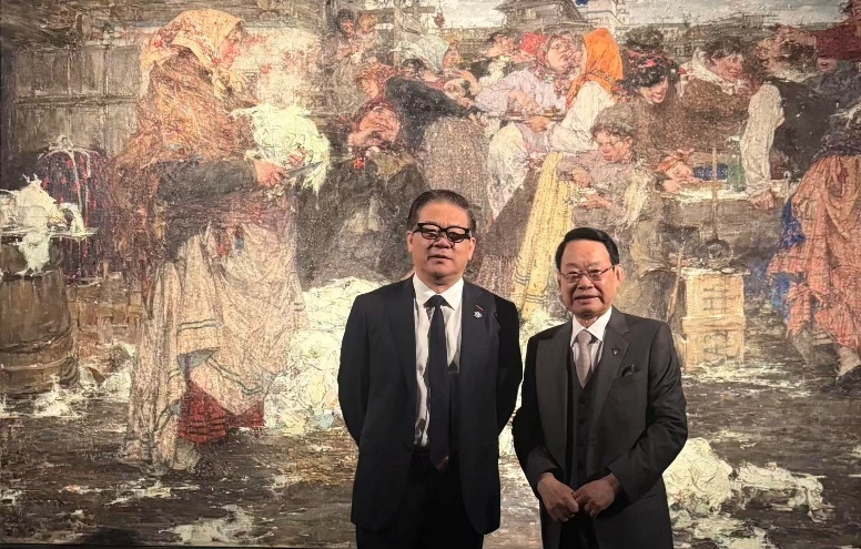 萧晖荣教授与中国美协原书记徐里在费欣的代表作品《菜娥——卷心菜收获季》前留影