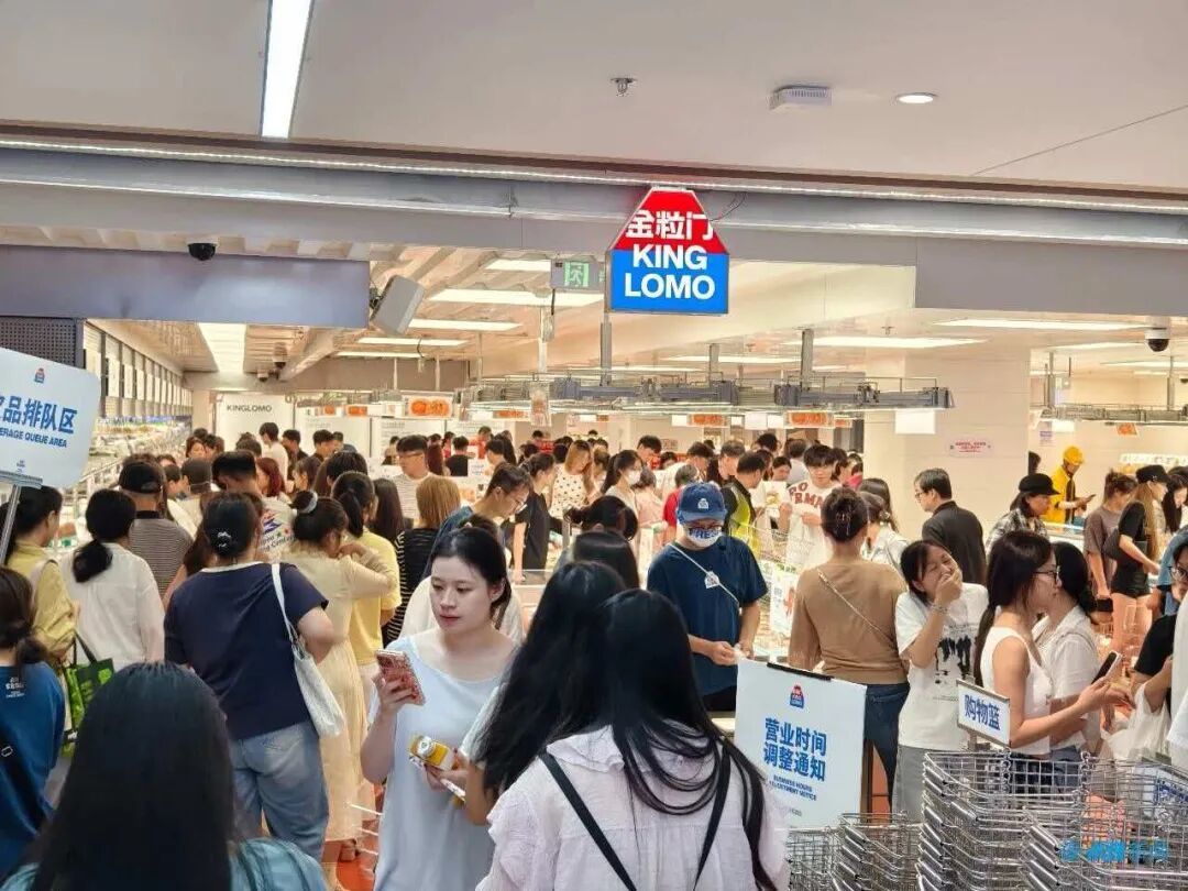 金粒门江西首店挤满了市民和游客。