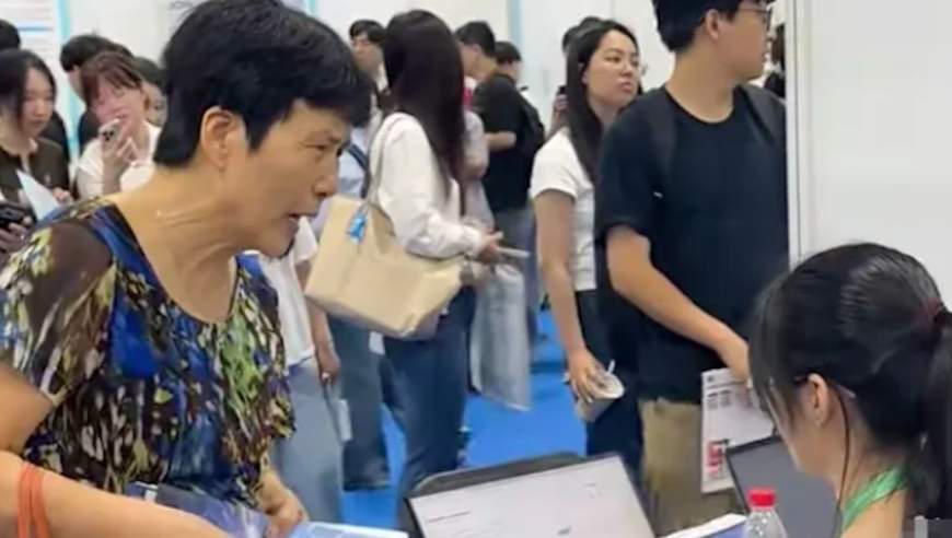 外孙在国外年薪一百多万，还没回国，外婆先跑招聘会拿材料：就想小孩能回来，一家团圆